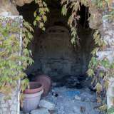 Non ci resta ora che entrare: il portone del resto non esiste e risulta cos� facile varcare l�ingresso